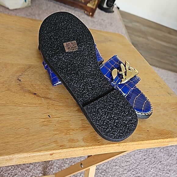 NWOT Royal Blue flat outdoor slipper with gold chain on top - Picture 4 of 4